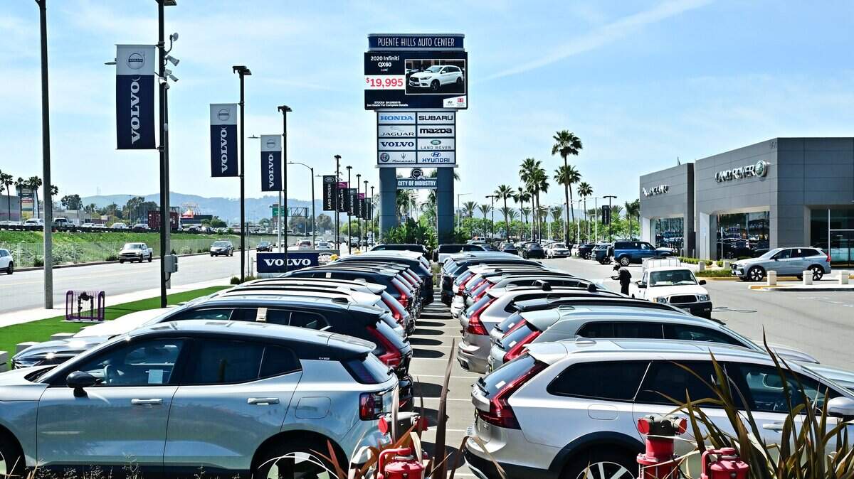 Vehículos en venta están alineados en un lote de concesionarios el 12 de abril de 2025 en City of Industry, California.