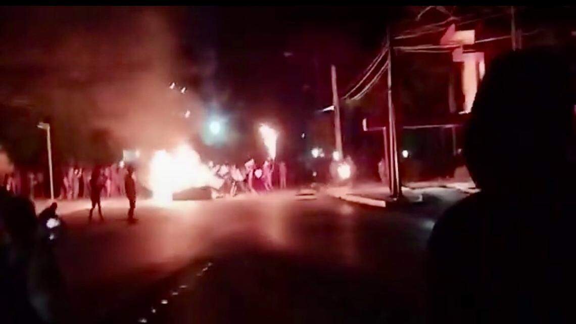 Manifestantes en Cuba incendian un edificio del Partido Comunista; una persona recibe un disparo