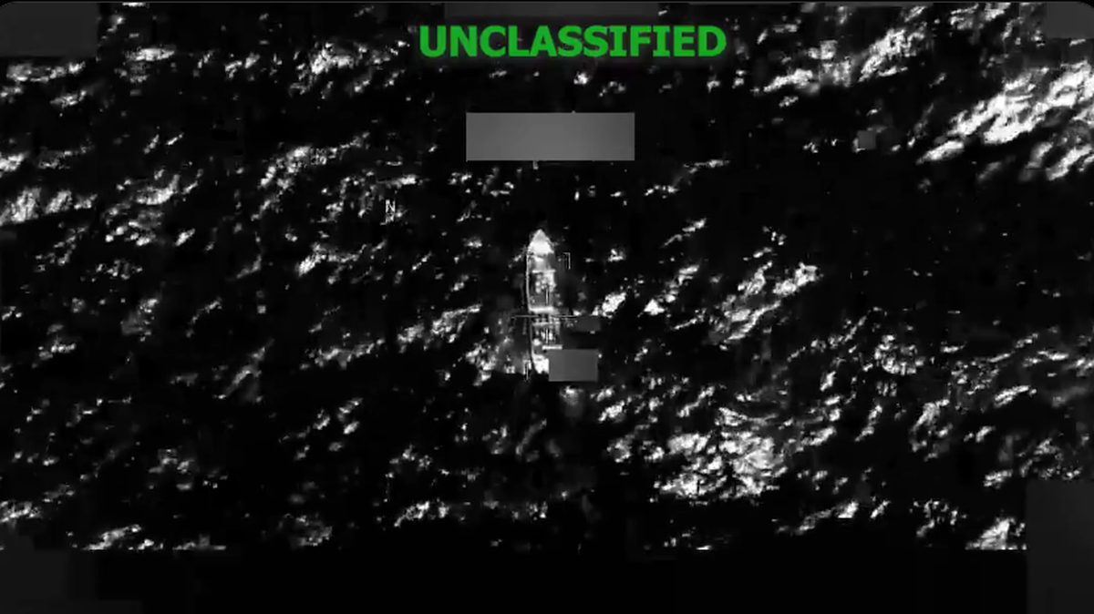 Imagen tomada de un video compartido en X por el Comando Sur de Estados Unidos, el miércoles 25 de marzo de 2026, que muestra a una supuesta narcolancha antes de ser atacada por fuerzas estadounidenses.
