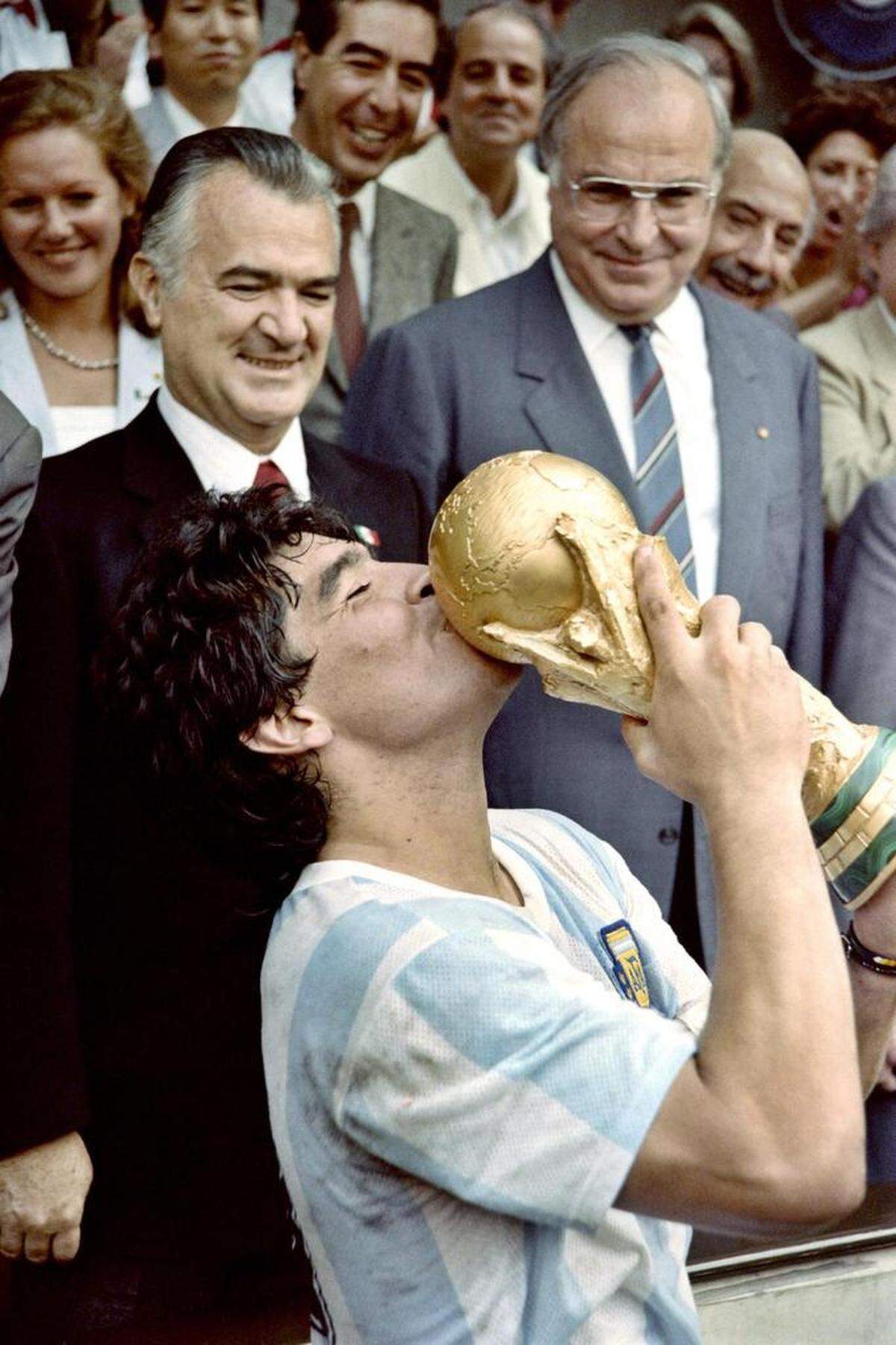 En esta imagen del 29 de junio de 1986, el futbolista estrella argentino Diego Maradona besa el balón de la Copa Mundial ganada por su equipo con una victoria de 3 a 2 sobre Alemania Occidental en el Estadio Azteca de la Ciudad de México.