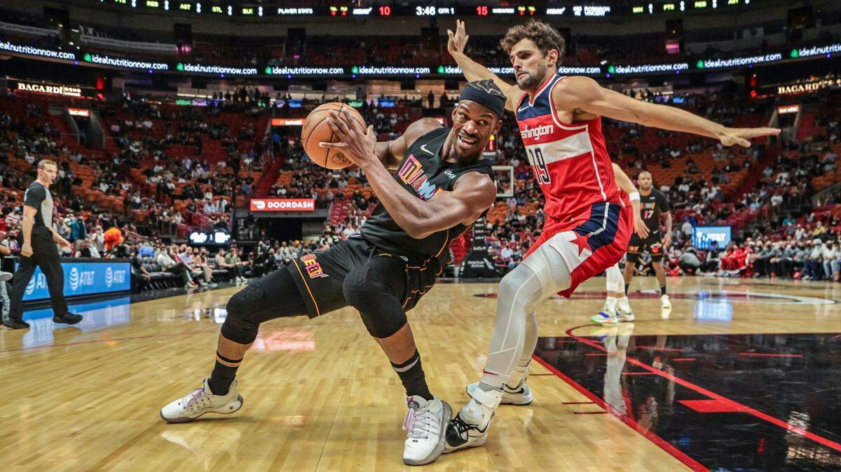El jugador del Heat Jimmy Butler trata de pasar la marca de Raúl Neto, de los Wizards de Washington, en el partido celebrado el 18 de noviembre de 2021 en el FTX Arena en Miami.