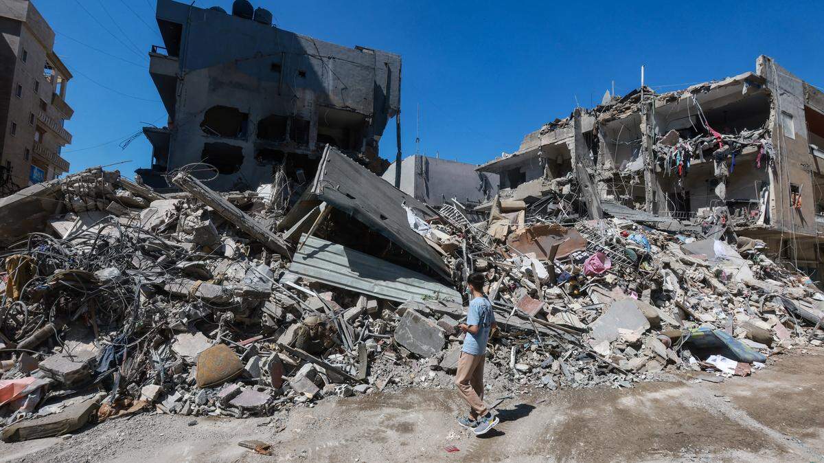 Un niño inspecciona los daños en el lugar donde se produjo un ataque israelí durante la noche en la ciudad sureña de Tiro, Líbano, el sábado 23 de mayo de 2026.