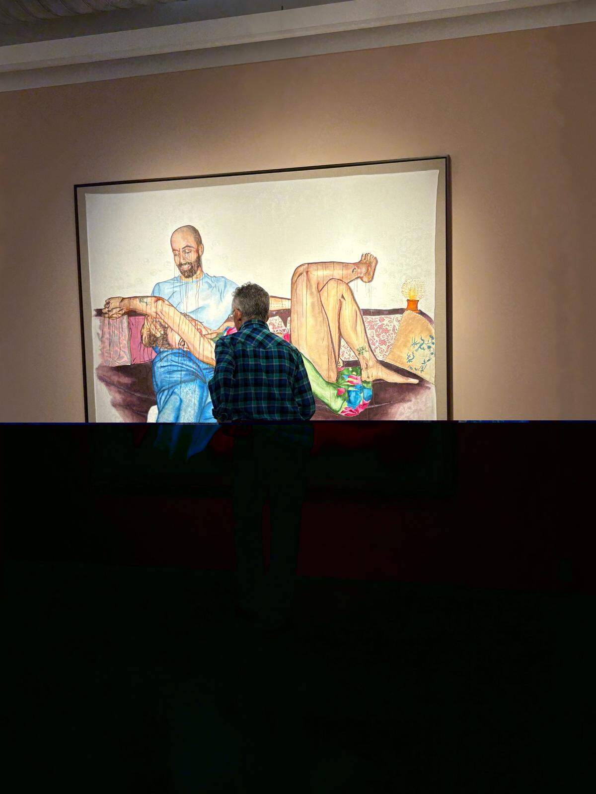 Exposición individual “Zoë Buckman: Who By Fire”. Espectador frente a la pintura “Before They Became an Outline”, 2025,&nbsp;Mindy Solomon, Miami, 2025.