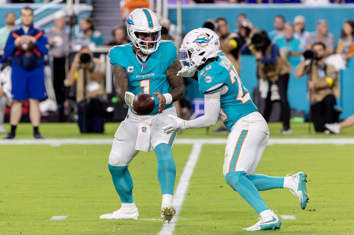El quarterback de los Dolphins Tua Tagovailoa (1) le pasa el ovoide al running back De’Von Achane, en el partido de la NFL ante los Ravens de Baltimore celebrado el 30 de octubre de 2025 en el Hard Rock Stadium en Miami Gardens, Florida.