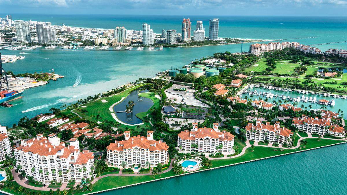 Vista aérea del centro de Miami y Fisher Island.