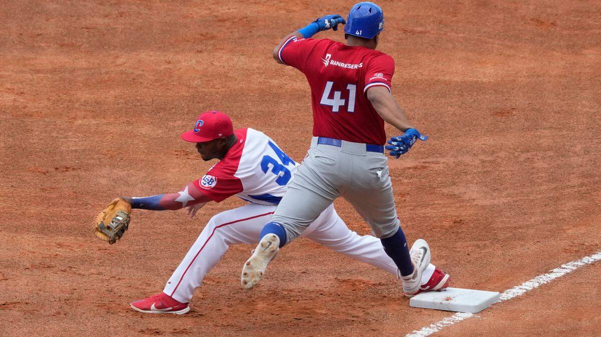 El jugador de base de República Dominicana Ramón Hernández es puesto out en primera por Rafael Viñalez de Cuba durante un partido de béisbol de la Serie del Caribe en La Guaira, Venezuela, el viernes 3 de febrero de 2023.