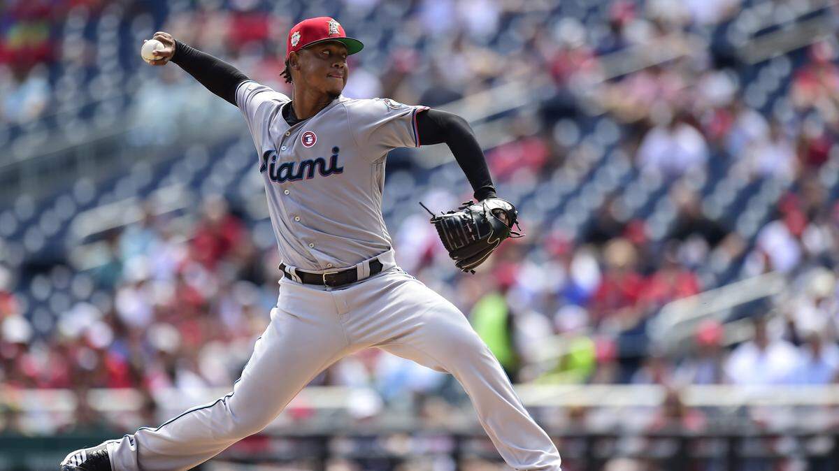 El abridor de los Marlins Elieser Hernánde trabajó cuatro entradas y un tercio y soportó tres carreras. Ponchó a seis y dio un boleto.