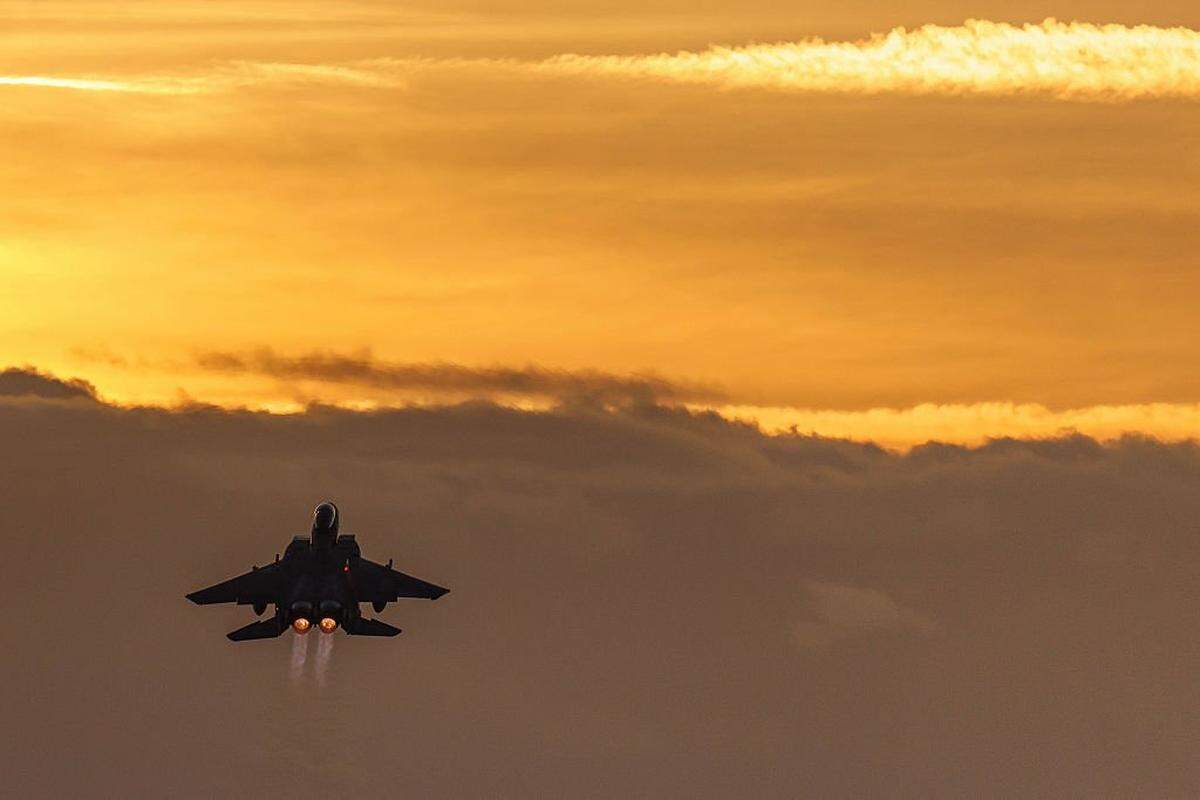 Un avión de combate F-15 despega de la base RAF Lakenheath al atardecer del 7 de enero de 2026, en Mildenhall, Inglaterra. Comandos estadounidenses se desplegaron en lo profundo del territorio iraní para rescatar a un aviador derribado, informaron el domingo medios de Estados Unidos, horas después de que el presidente Donald Trump anunciara que el militar había sido recuperado “sano y salvo”.