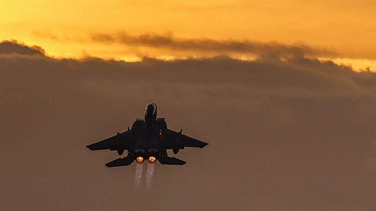 Un avión de combate F-15 despega de la base RAF Lakenheath al atardecer del 7 de enero de 2026, en Mildenhall, Inglaterra. Comandos estadounidenses se desplegaron en lo profundo del territorio iraní para rescatar a un aviador derribado, informaron el domingo medios de Estados Unidos, horas después de que el presidente Donald Trump anunciara que el militar había sido recuperado “sano y salvo”.