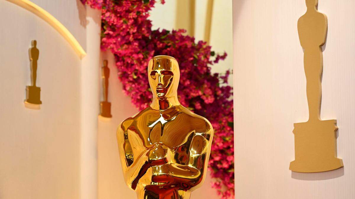 Una gran estatua de los Óscar se ve en la alfombra roja durante los preparativos para la transmisión de los Premios de la Academia 2024.