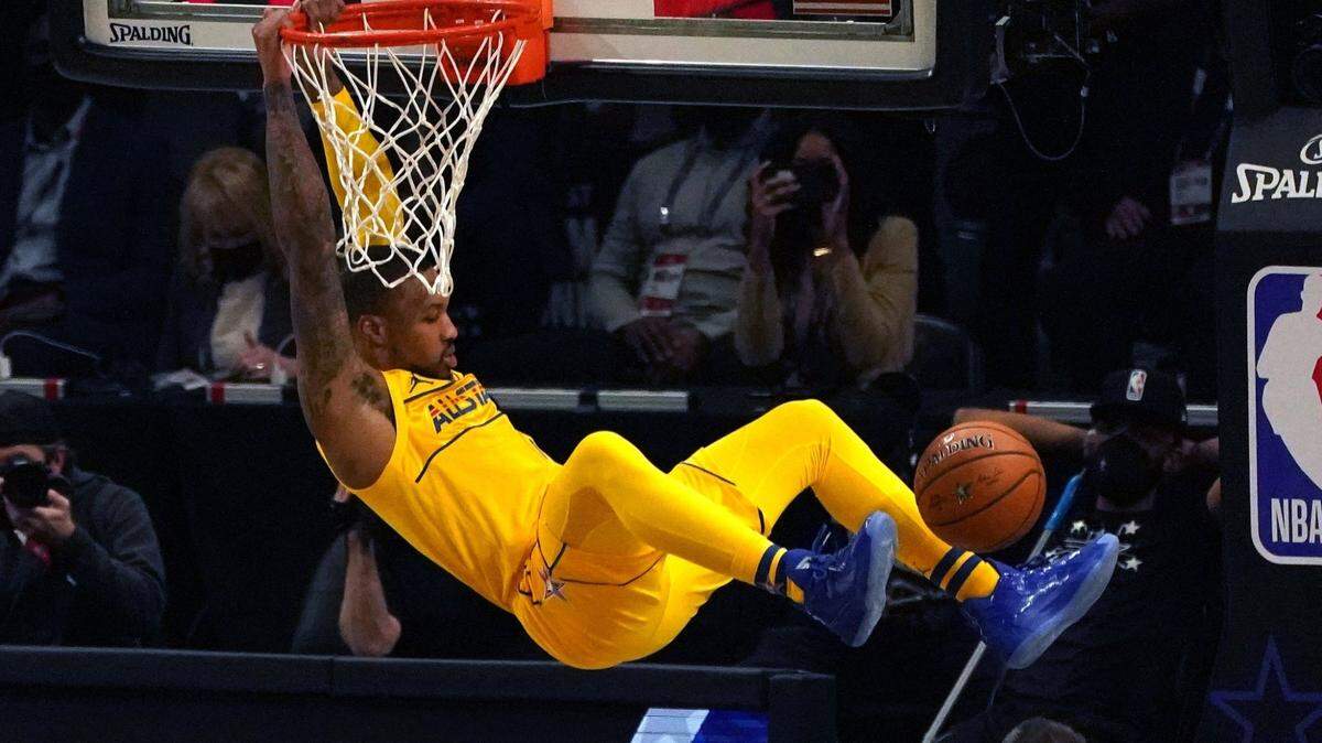 Damian Lillard clava la pelota por el Team LeBron contra el Team Durant en el Juego de las Estrellas celebrado el domingo 7 de enero de 2021 en Atlanta.