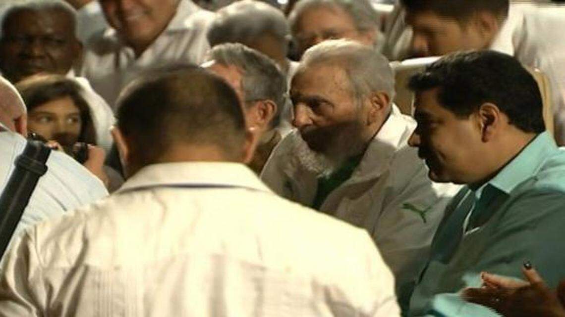 Fidel Castro, sentado entre su hermano Raúl y el mandatario venezolano Nicolás Maduro