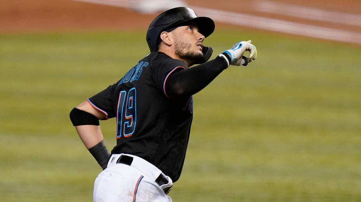 MIGUEL ROJAS pega su sexto cuadrangular como primer bate en su carrera, pero los Marlins caen ante Cerveceros