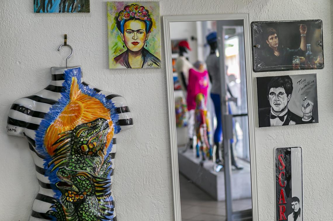 La imagen de Al Pacino en el rol de Tony Montana es uno de los souvenirs más comunes en las tiendas de la Calle Ocho, en este caso en Badge of Honor.