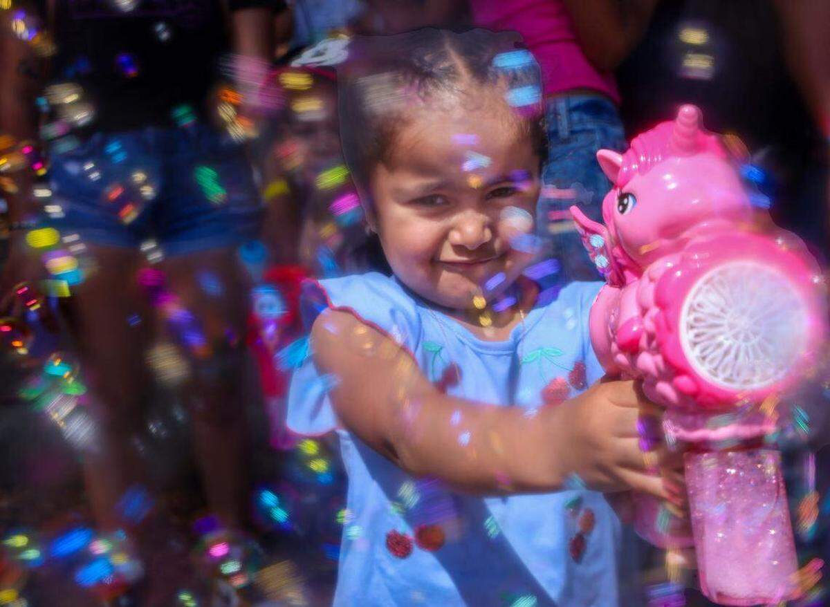Destiny Arancivia, de 3 años, rocía con burbujas a amigos y familiares con su máquina de burbujas rosa de “My Little Pony” en el Festival Calle Ocho el domingo 9 de marzo de 2025. El evento de 2026 será el 15 de marzo de 2026. Carl Juste cjuste@miamiherald.com