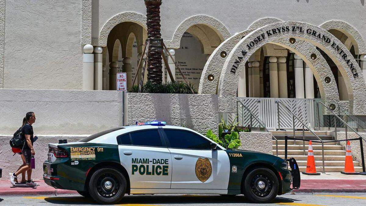 En la foto, un vehículo de la policía de Miami-Dade frente a la sinagoga Shul of Bal Harbour, en Surfside, Florida, el 22 de mayo de 2025, tras un tiroteo que dejó dos personas muertas en Washington, DC.