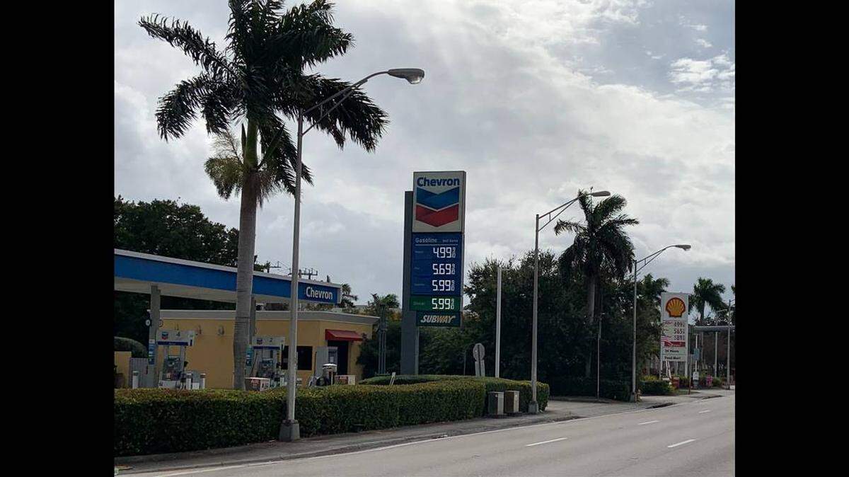 La gasolinera Chevron, ubicada en el 2545 NW LeJeune Road, cobra un precio de $4.99 por galón de gasolina regular.