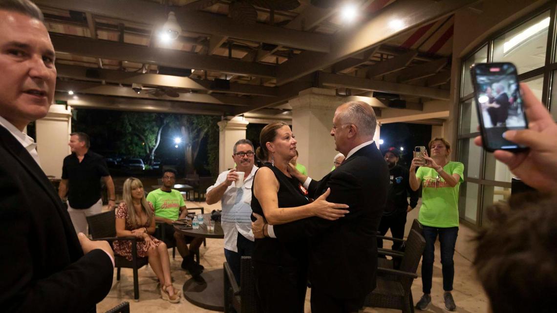 Vivian Casáls-Muñoz celebra junto con el alcalde de Hialeah, Esteban Bovo Jr, los resultados que la consagran como la concejal del asiento IV en la ciudad hasta 2023, para terminar el periodo que dejó vacante el titular del cargo, Oscar De La Rosa. Hipódromo de Hialeah 8 de noviembre de 2022.