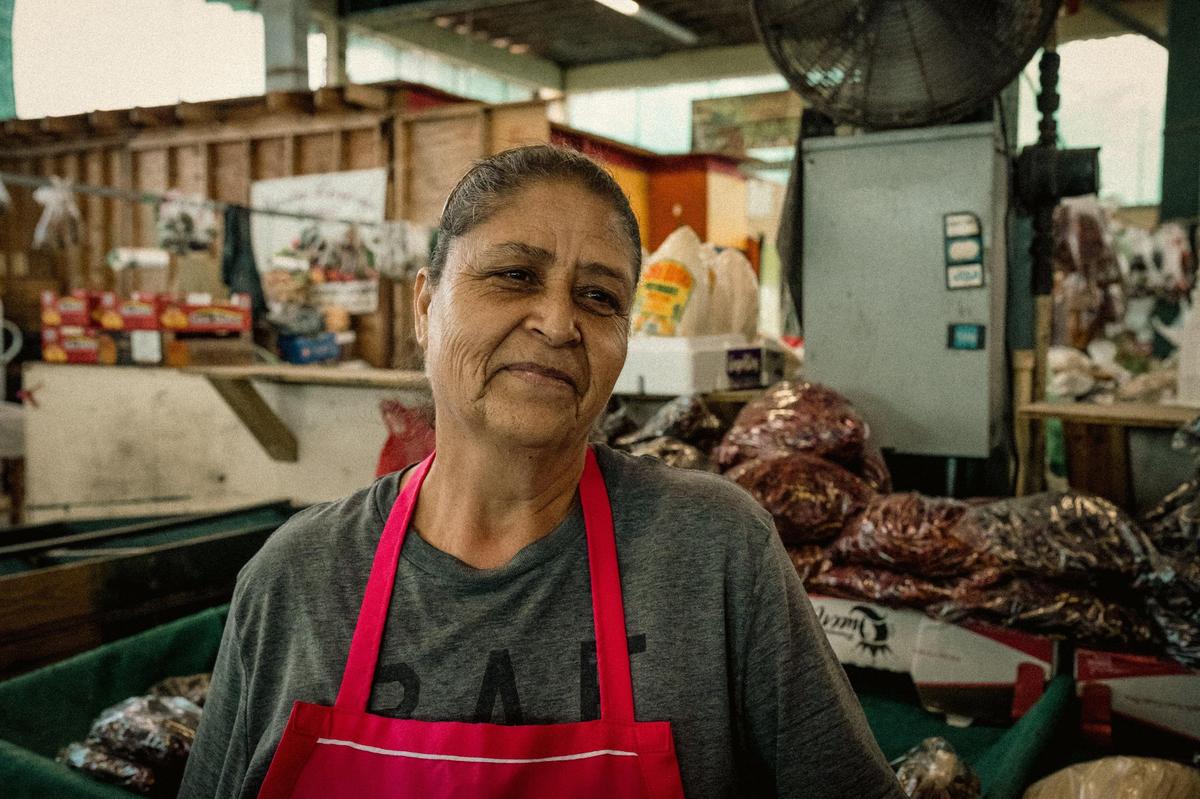 Margarita, vendedora de frutas y verduras, nacida en el estado de Durango, en México. La fotografía es parte de un proyecto “Immigrant Life at Homestead’s Redland Market” del fotógrafo venezolano Carlos “Cali” Muñoz, quien recientemente ganó la beca de Fotografía 2023 del Centro de Fotografía del Museo HistoryMiami para fotógrafos documentales locales emergentes.