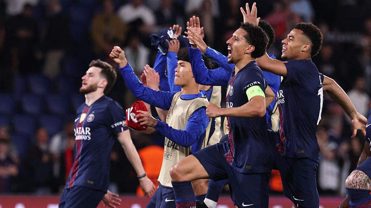 Los jugadores del PSG celebran tras ganar el partido de ida de los cuartos de final de la UEFA Champions League entre el Paris Saint-Germain (PSG) y el Liverpool FC, en el estadio Parc des Princes de París, el miércoles, 8 de abril de 2026.