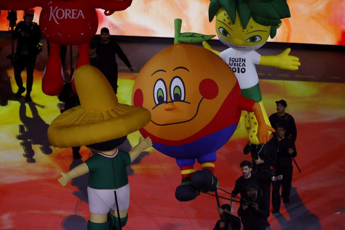 Imagen de Naranjito, la mascota del Mundial España 1982, en la inauguración del Mundial de fútbol Catar 2022 en el estadio Al Bait en Al Khor (Catar). 