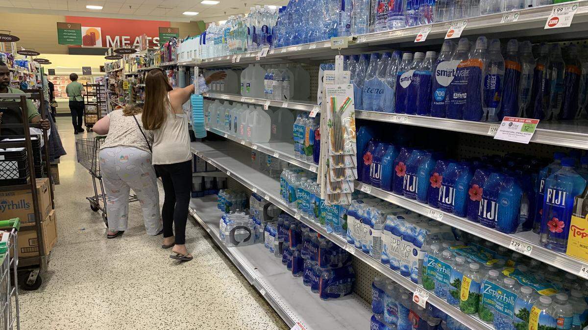 Los clientes de un Doral Publix en el sur de Florida se abastecen de agua mientras los estantes se agotan el miércoles por la tarde, 28 de agosto de 2019 cuando los floridanos se preparan para la posible llegada del huracán Dorian a algún lugar del estado más tarde durante el fin de semana.