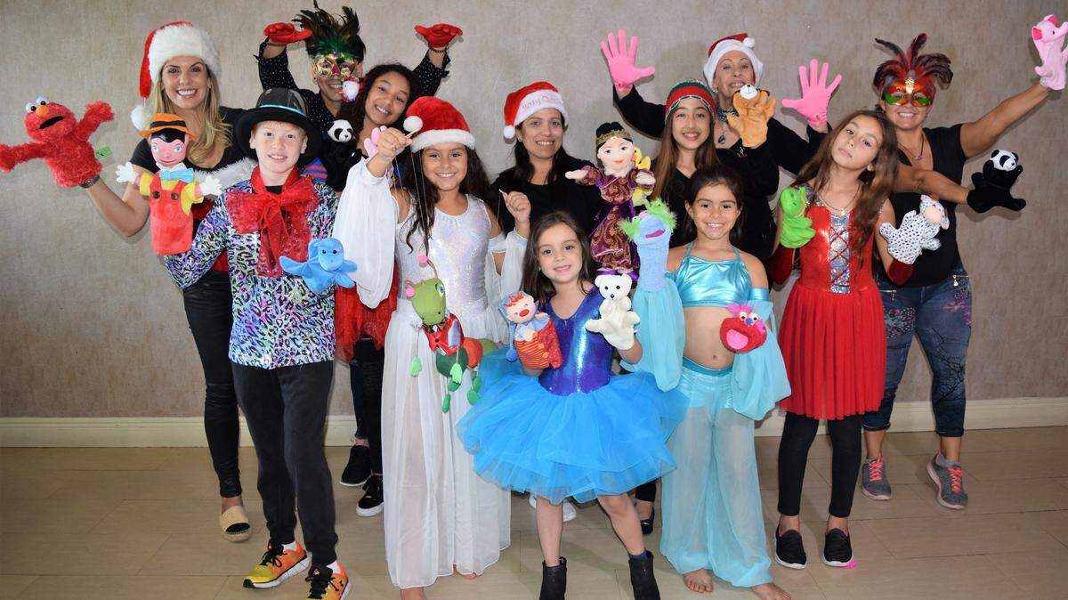 Parte del elenco del Grupo Teatro Girasol con la chef Isa Souza (primera desde la izq.) e Ibetti Larralde (al fondo con guantes rosados).