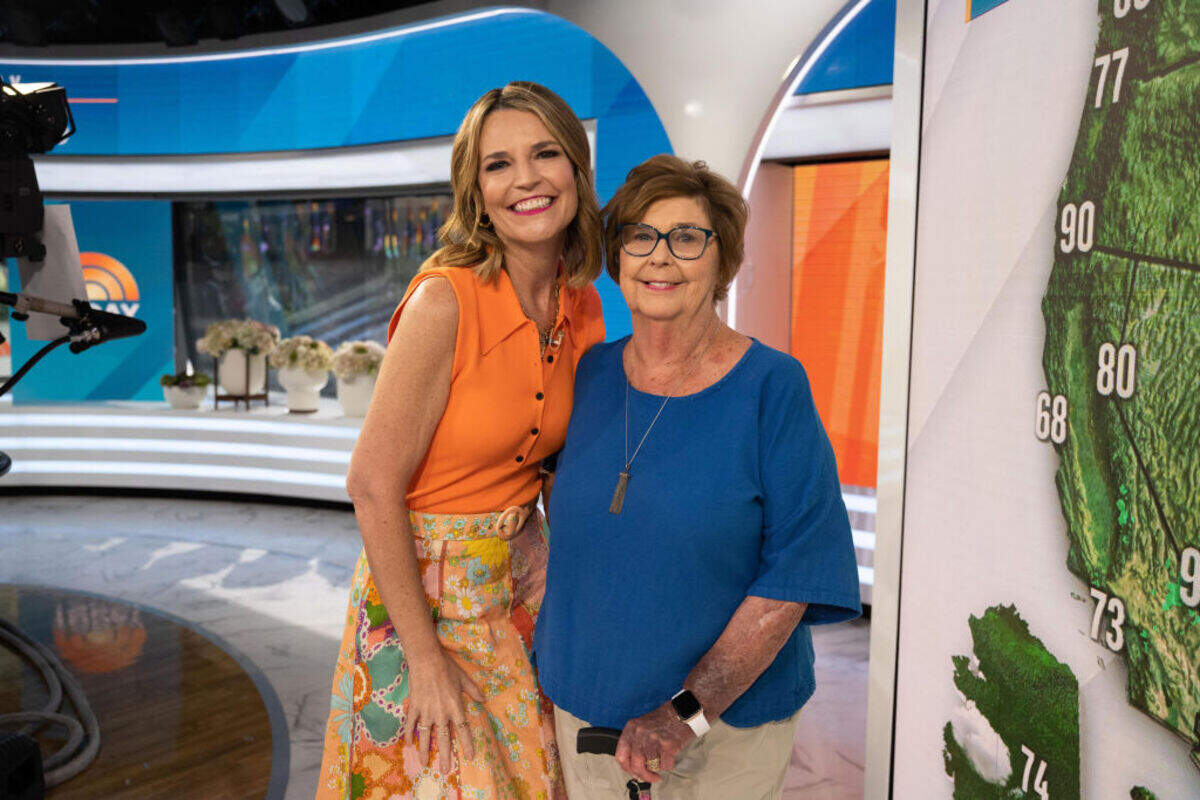Foto de archivo. Savannah Guthrie y su madre Nancy Guthrie posan en un estudio de NBC el 15 de junio de 2023.
