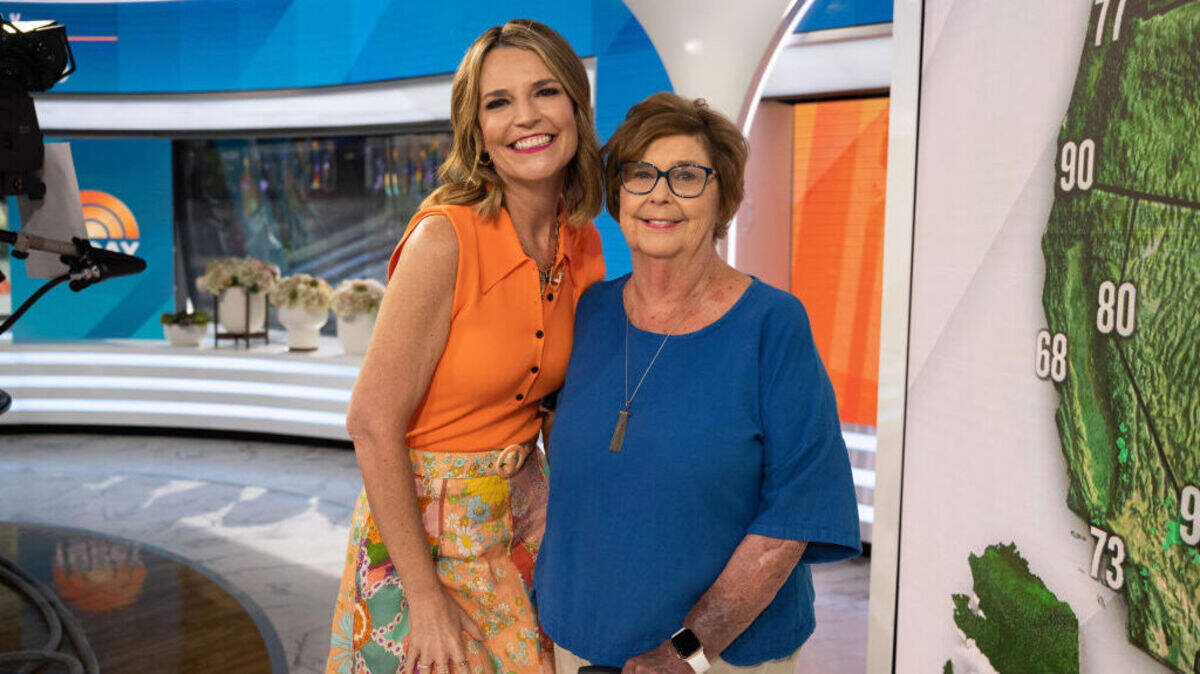 Foto de archivo.  Savannah Guthrie y su madre Nancy Guthrie posan en un estudio de NBC el 15 de junio de 2023. 