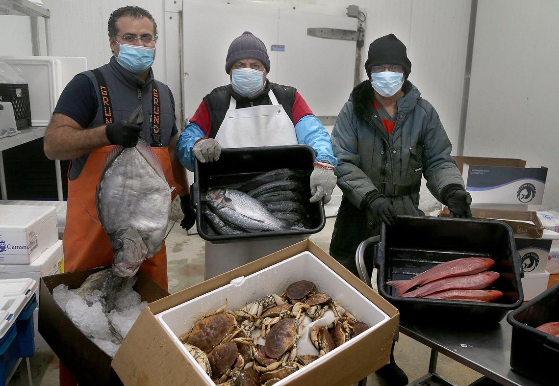 Alejandro Etayo, codueño de Marfish, con los empleados&nbsp;Héctor Cebrian Varela y Raúl Muria, en el almacén de la compañía en Doral.