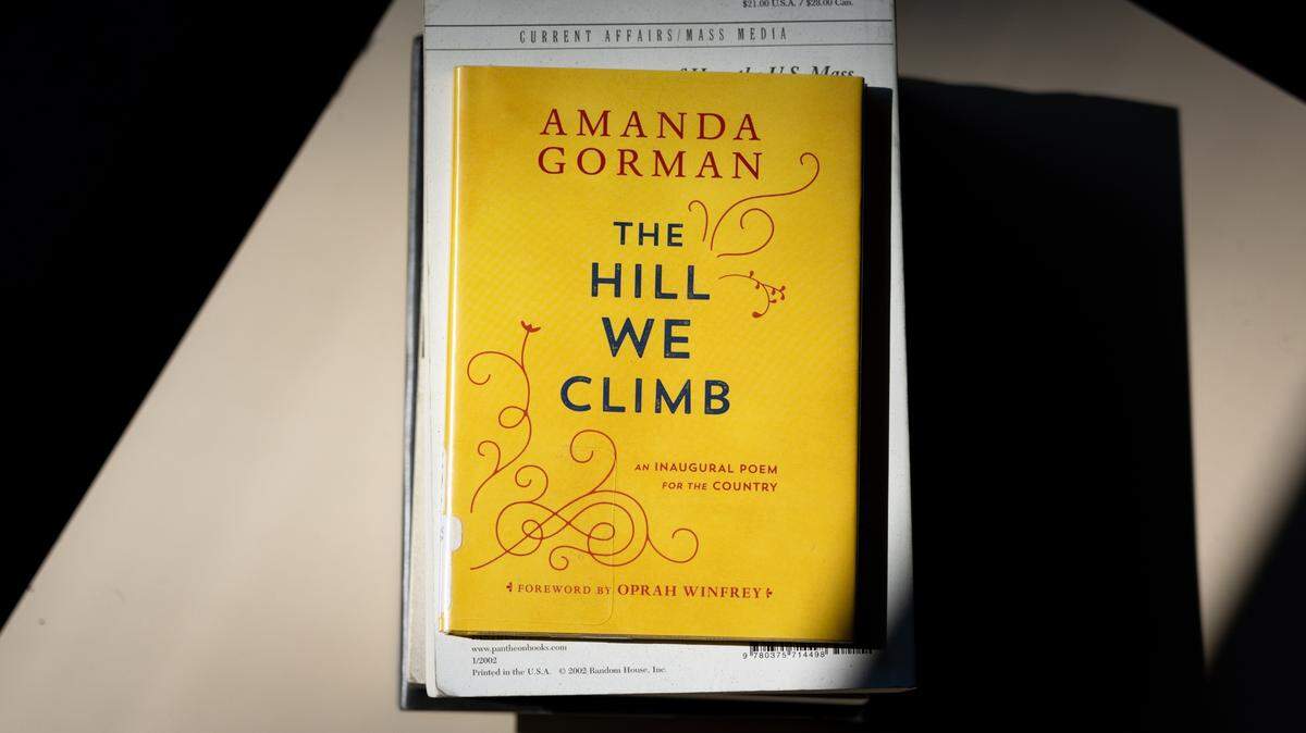 El libro de Amanda Gorman contiene el poema recitado en la inauguración presidencial, “The Hill We Climb”, y un prólogo de Oprah Winfrey. Los funcionarios escolares de Miami-Dade, Florida, pusieron el libro en una lista restringida después de que un padre se quejara, citando que el libro tiene “mensajes de odio indirectos”.
