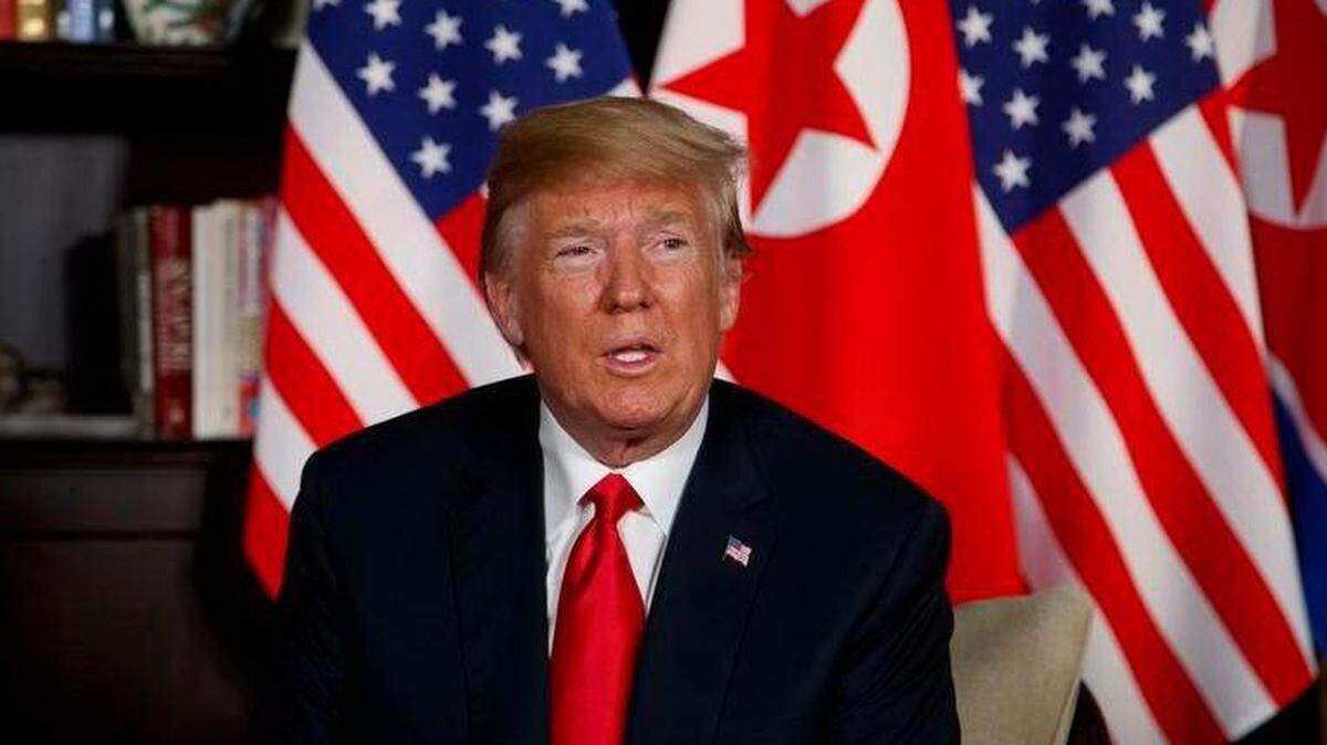 El presidente Donald Trump escucha durante una reunión con el líder norcoreano Kim Jong Un en la isla Sentosa, el martes 12 de junio de 2018 en Singapur.