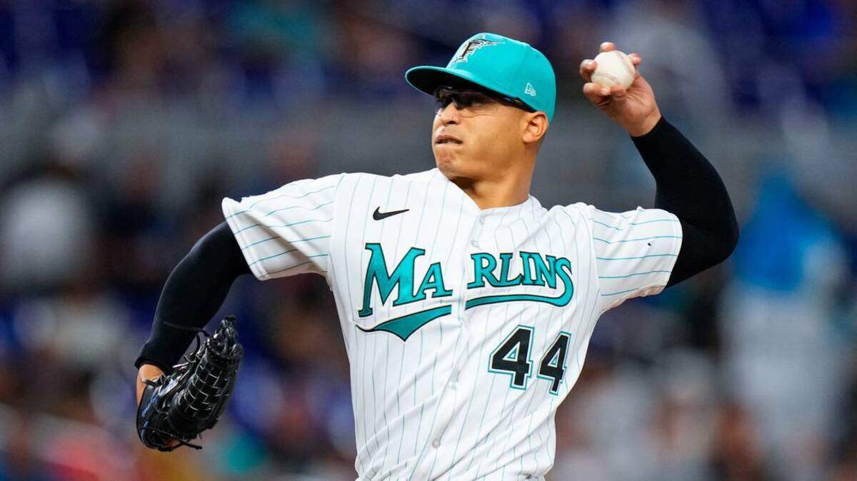 El lanzador abridor de los Marlins de Miami Jesús Luzardo (44) realiza un lanzamiento contra los Piratas de Pittsburgh durante la primera entrada en el loanDepot Park.