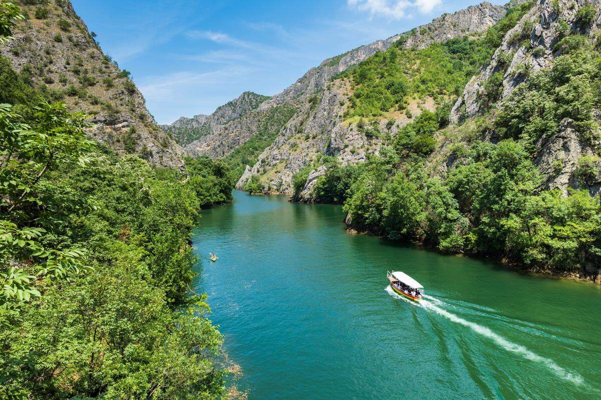 Paisaje del cañón y lago Matka, en Skopje, un popular destino turístico en Macedonia del Norte.