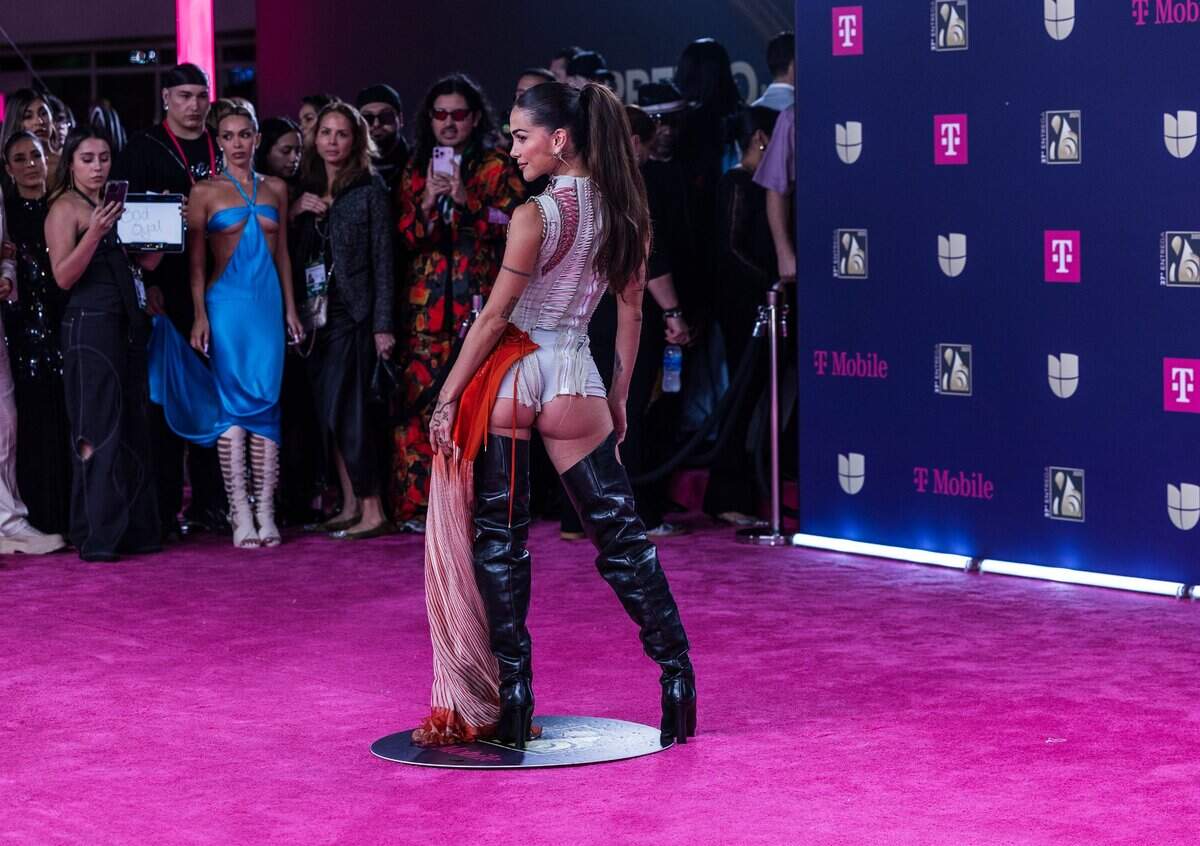 La artista Artist Greeicy Rendón reacciona al llegar a la alfombra magenta de Premio Lo Nuestro 2025, celebrado en el Kaseya Center de Miami el jueves 20 de febrero de 2025.