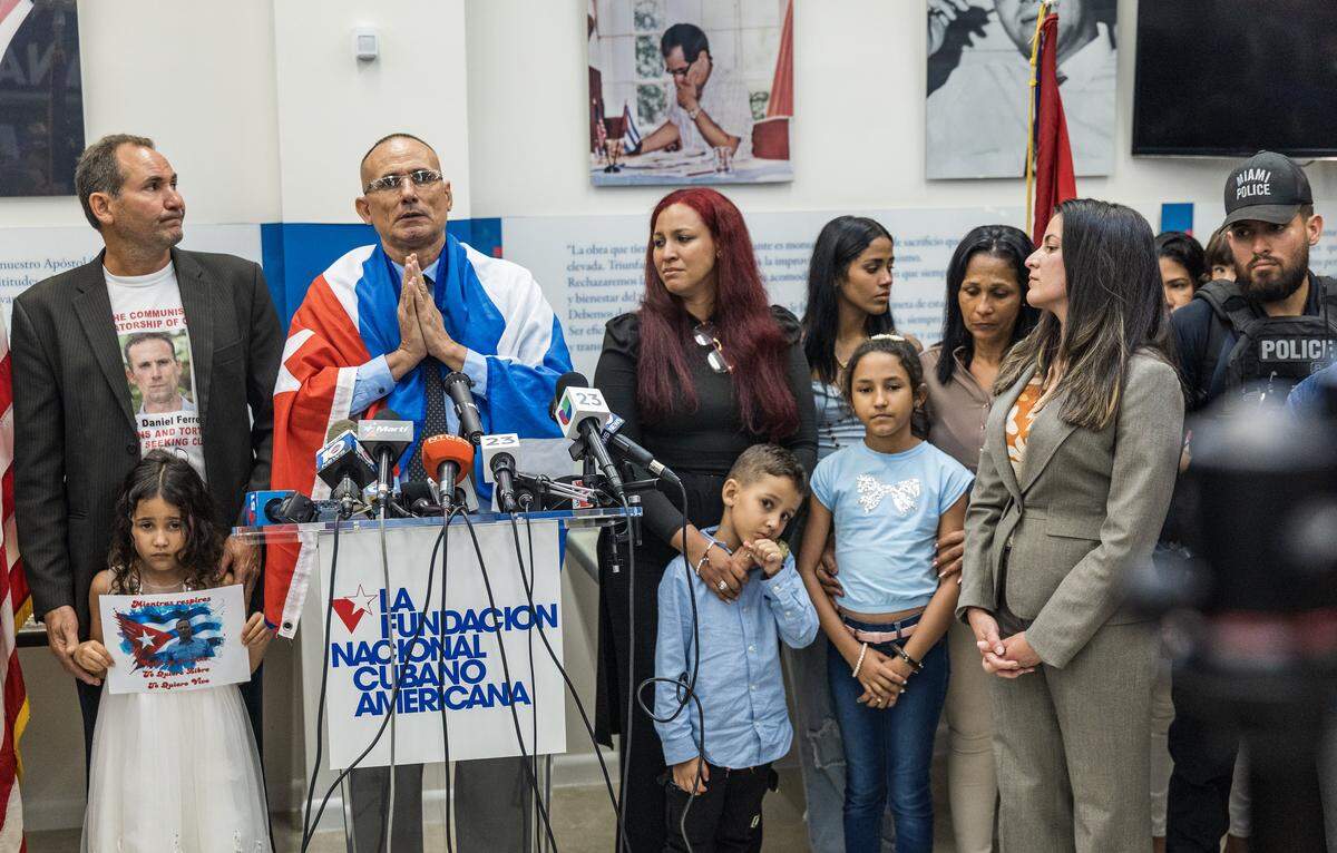 El líder disidente cubano José Daniel Ferrer habla con los medios de comunicación junto a su esposa, su hijo y sus familiares durante una conferencia de prensa en la Fundación Nacional Cubanoamericana en la Pequeña Habana, el 13 de octubre de 2025 en Miami. 