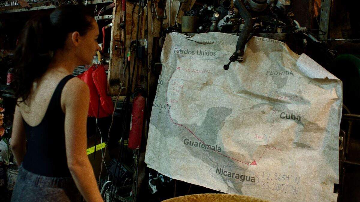 Lorena, interpretada por Arami Malaisé, ante el mapa de la fuga que prepara su hermano, en una escena de “Viva”. 