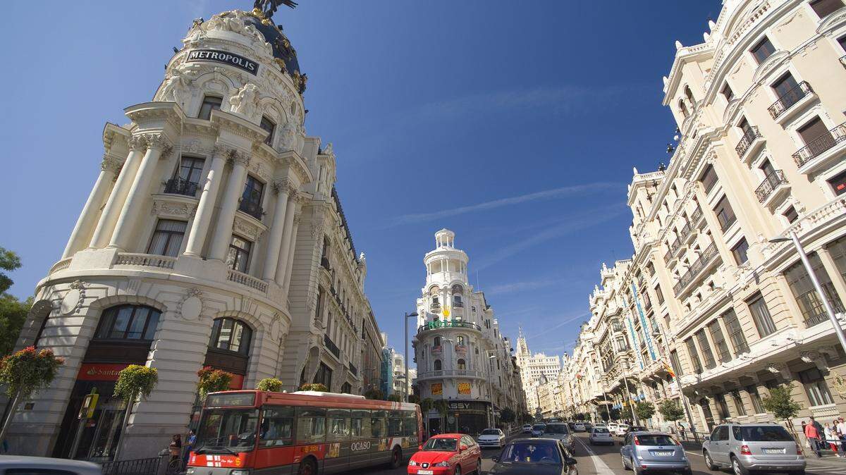 Bajada de la Gran Vía en Madrid.