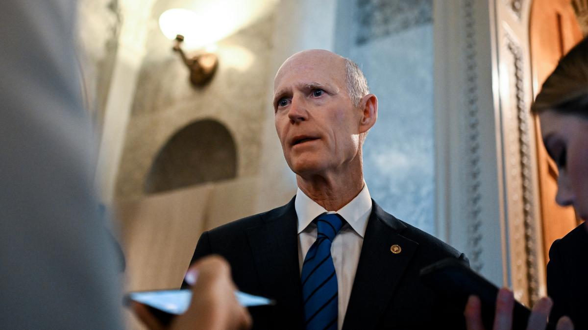 El senador Rick Scottm republicano por Florida, habla con los periodistas en el Capitolio de Washington el jueves 23 de mayo de 2024.