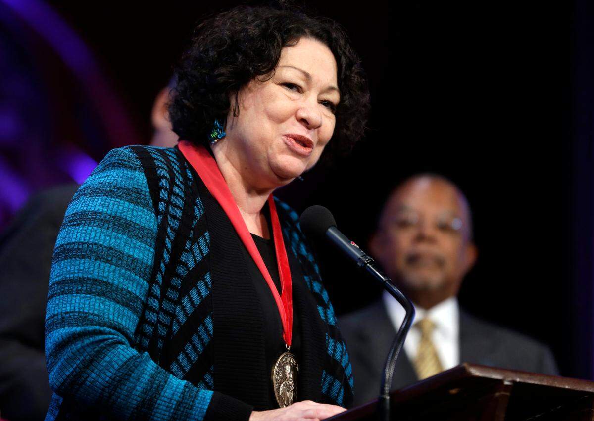 La magistrada de la Corte Suprema de Justicia, Sonia Sotomayor, da un discurso tras la conferencia de prensa tras recibir la Medalla W.E.B. Du Bois de la Universidad de Harvard, en Cambridge, Massachusetts, el 2 de octubre de 2013.