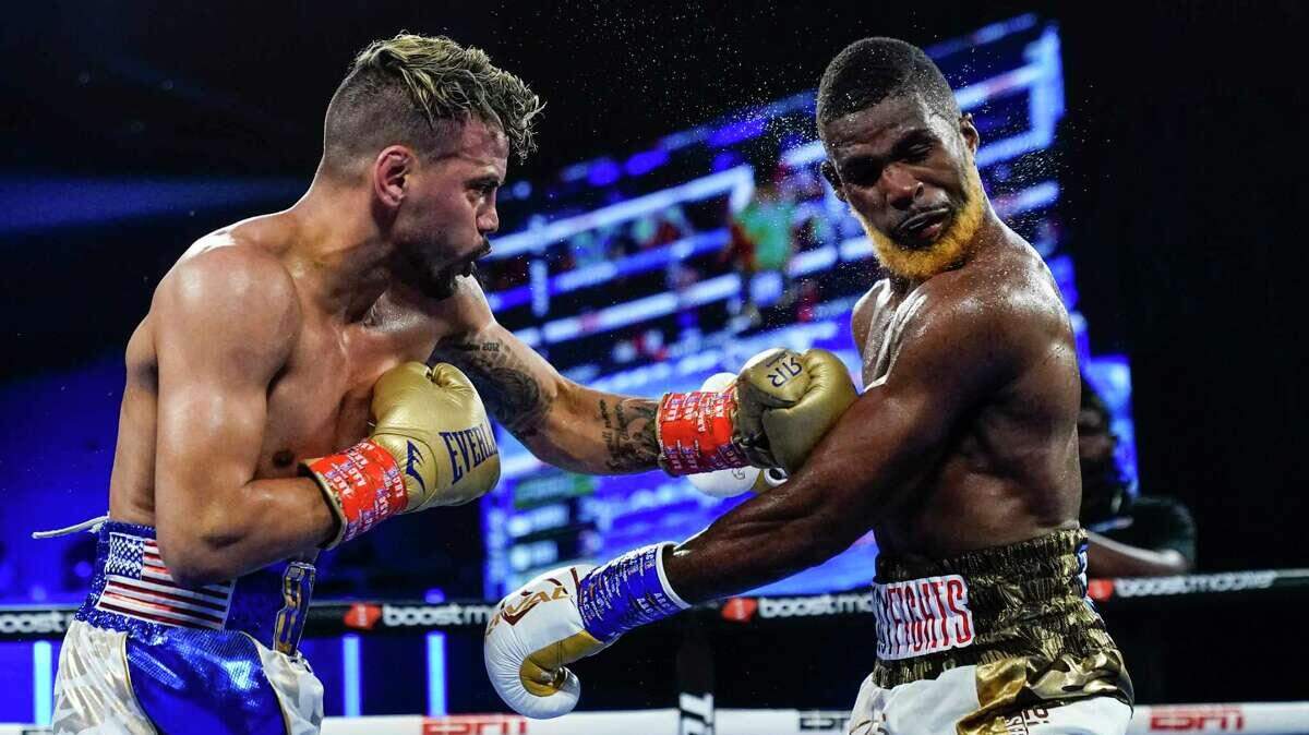 Robeisy Ramírez (izq.) estuvo impresionante al vencer a Abraham Nova por nocaut.