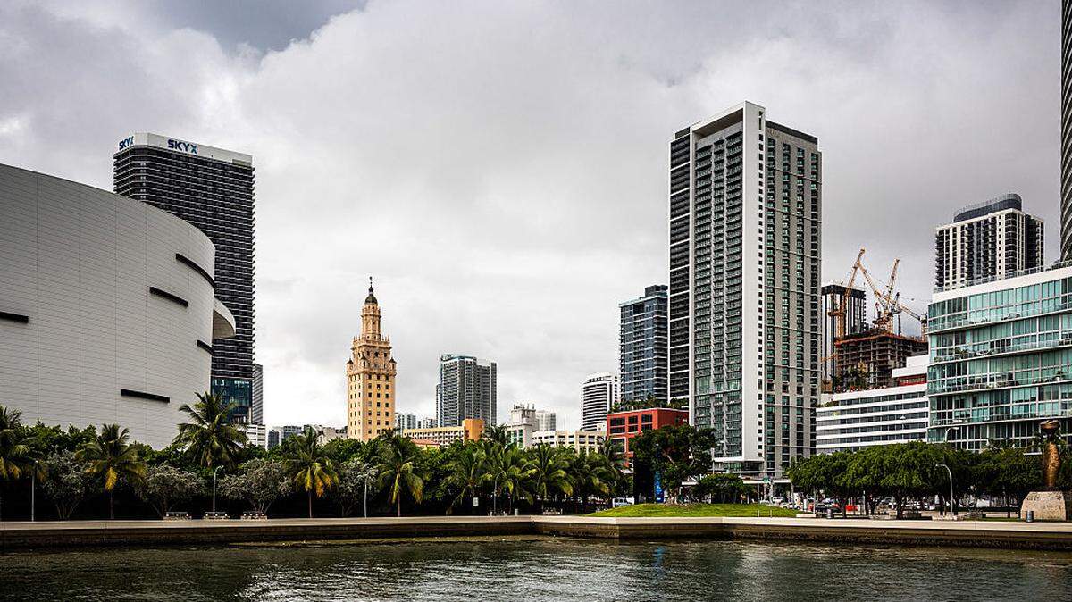 Vista de la Torre de la Libertad en el downtown de Miami, Florida, el 7 de agosto de 2025. Aunque el Condado Miami-Dade continúa reportando buenas cifras de creación de empleos, los salarios siguen estancados y no se mantienen al nivel del costo de vida.