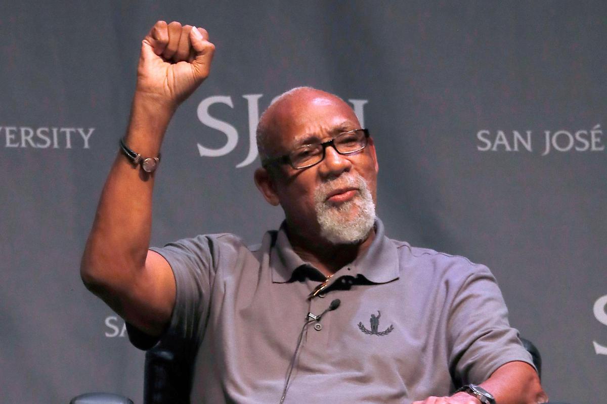 John Carlos, el atleta cubanoamericano que hizo el saludo del Poder Negro en los Juegos Olimpicos de 1968 en México. En la imagen, John Carlos durante una conferencia de prensa en San Jose State University, California, en octubre de 2018.