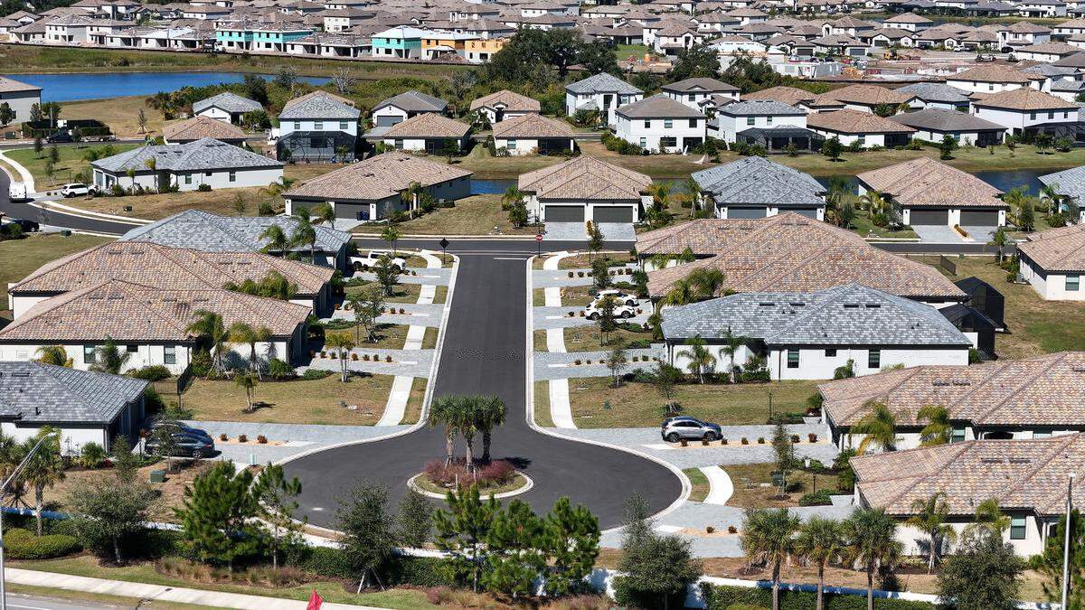 Casas orientadas al norte hacia Lorraine Lakes en Lakewood Ranch.
