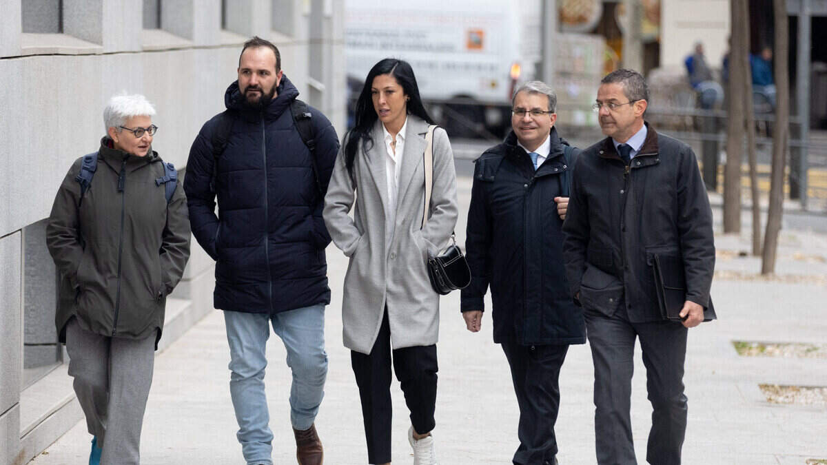 La futbolista española Jenni Hermoso (centro), que recibió un beso en los labios de parte del presidente de la Federación tras la final de la Copa Mundial femenina compareció el martes en un tribunal para testificar en el caso de abuso sexual contra el exoficial.