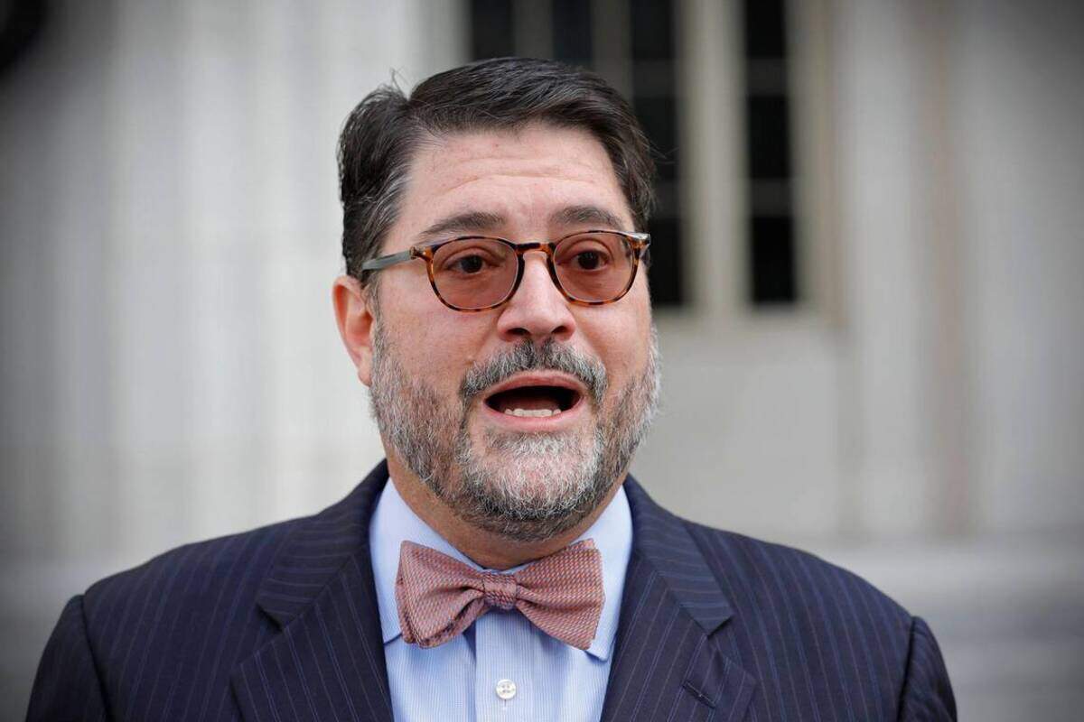 El abogado electoral de Miami, Juan Carlos Planas, habla con la prensa frente al Tribunal del Condado de Miami-Dade el martes 10 de marzo de 2020. 