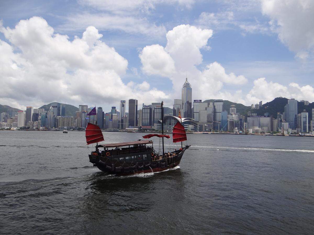 El pequeño territorio sureño, relativamente próximo a las ciudades chinas de Shenzhen y Cantón, no deja indiferente a nadie por sus impresionantes rascacielos, una gastronomía exquisita y barrios tradicionales en las orillas de la bahía de Victoria.