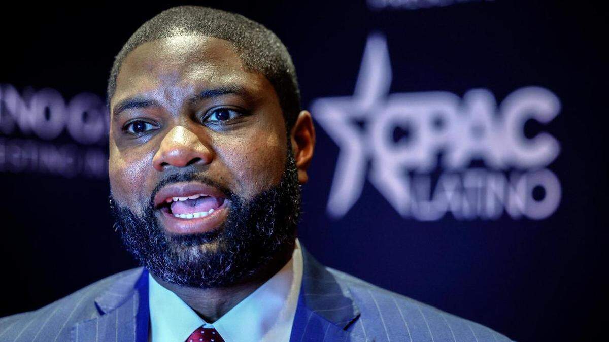 El congresista Byron Donalds, de Naples, que se postula a gobernador de la Florida en las elecciones de 2026, habla con la prensa durante la CPAC Latino 2025 en el Seminole Hard Rock Hotel & Casino de Hollywood, Florida, el sábado 28 de junio de 2025.