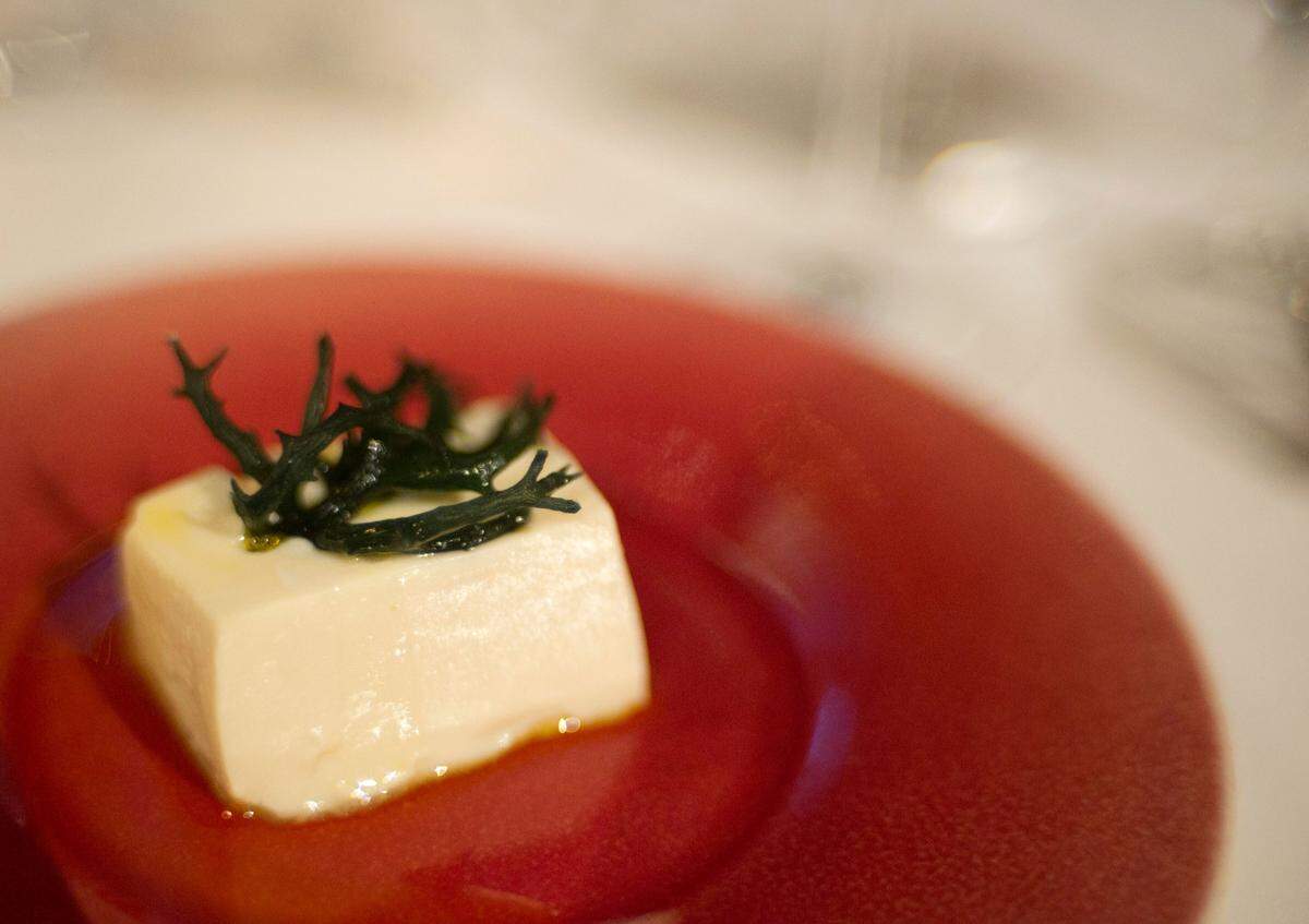 Preparación de tofu creada por el maestro cocinero japonés Masayuki Okuda, en colaboración con el viñedo italiano Grandama.