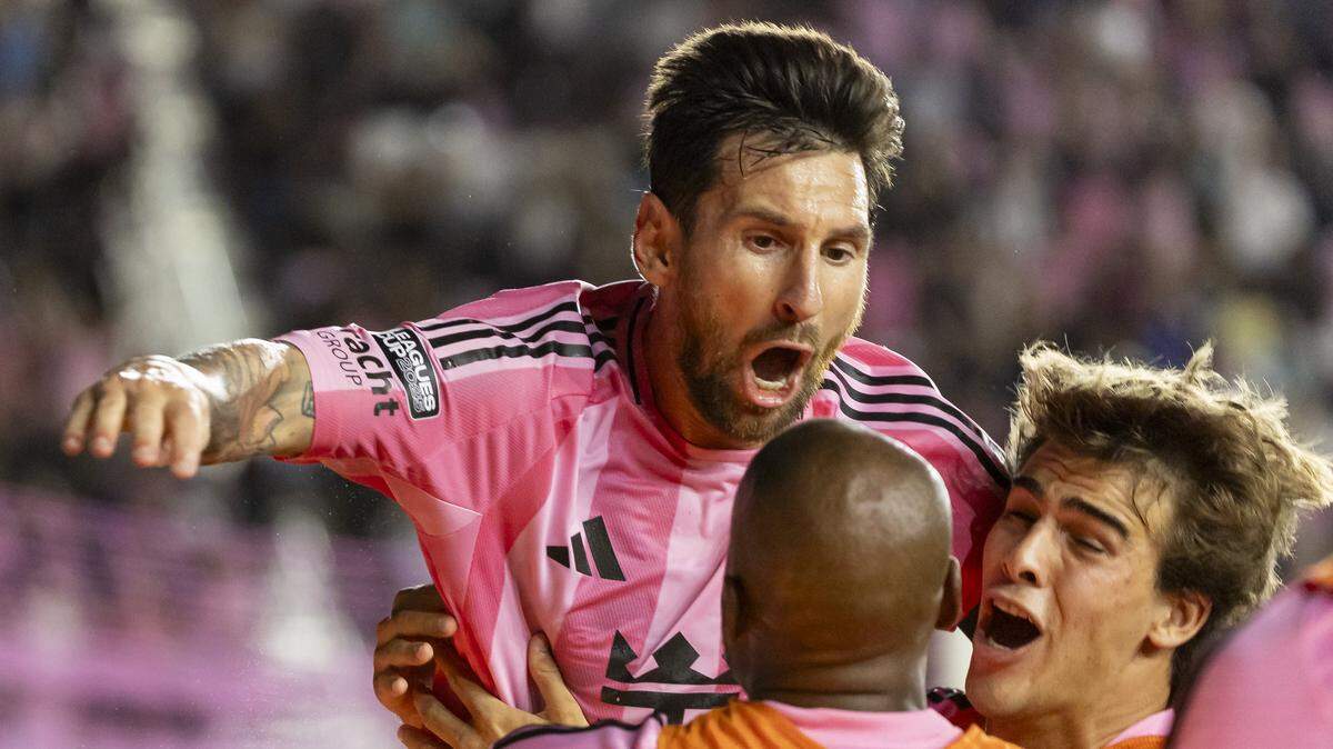 El astro del Inter Miami Lionel Messi celebra con sus compañeros de equipo tras anotar un gol ante Orlando City, en el partido de semifinal de la Leagues Cup celebrado el 27 de agosto de 2025 en el Chase Stadium en Fort Lauderdale.
